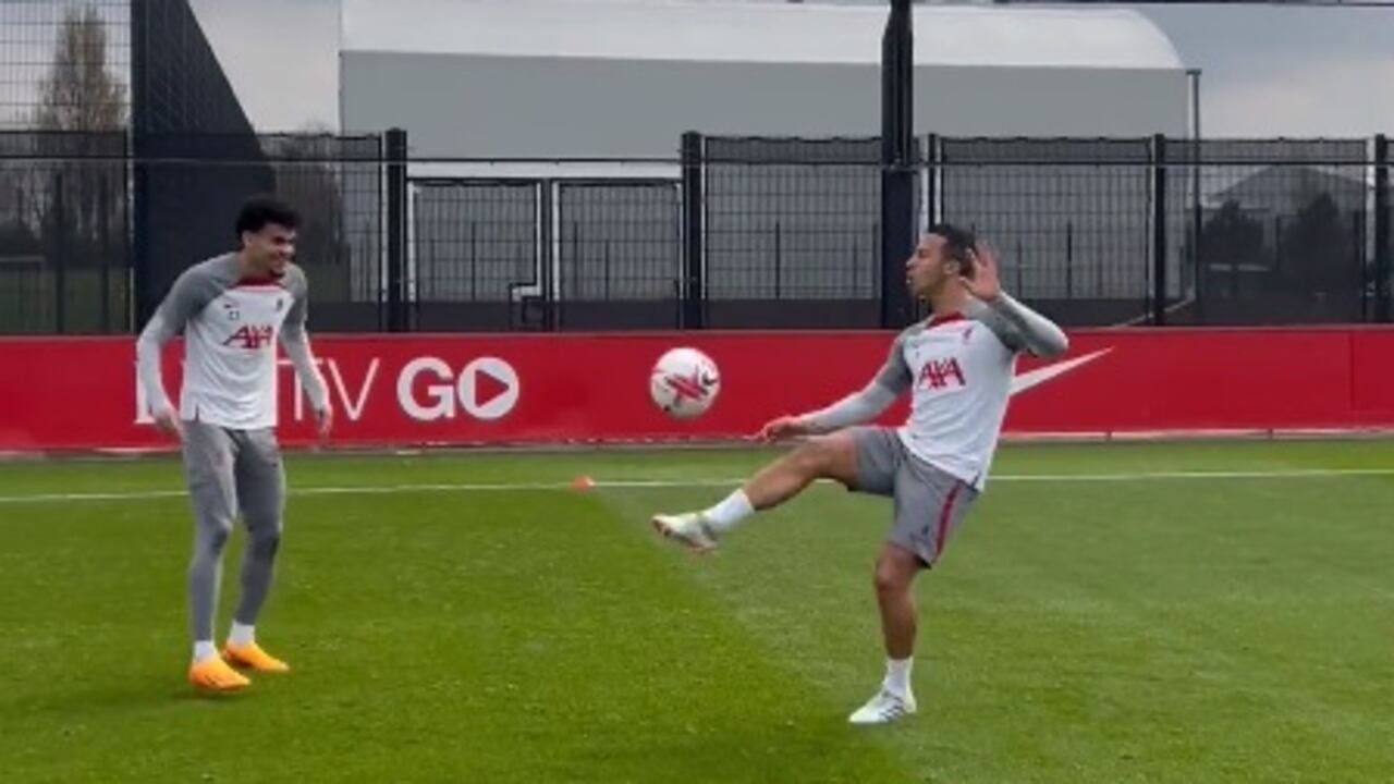 Luis Díaz entrenando '21' junto a Thiago Alcántara.