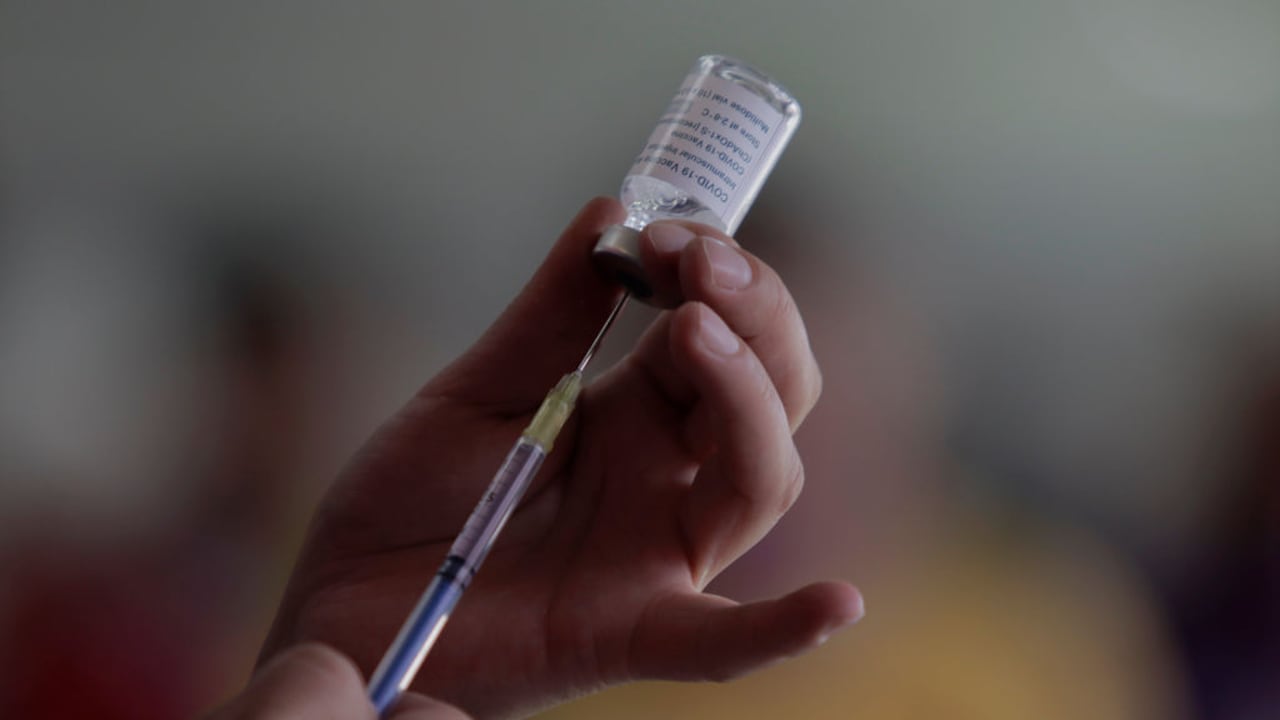 La FDA autorizó el uso de las vacunas actualizadas de COVID-19 solo para adultos mayores y personas con condiciones de riesgo. (Foto de Gerardo Vieyra/NurPhoto vía Getty Images)