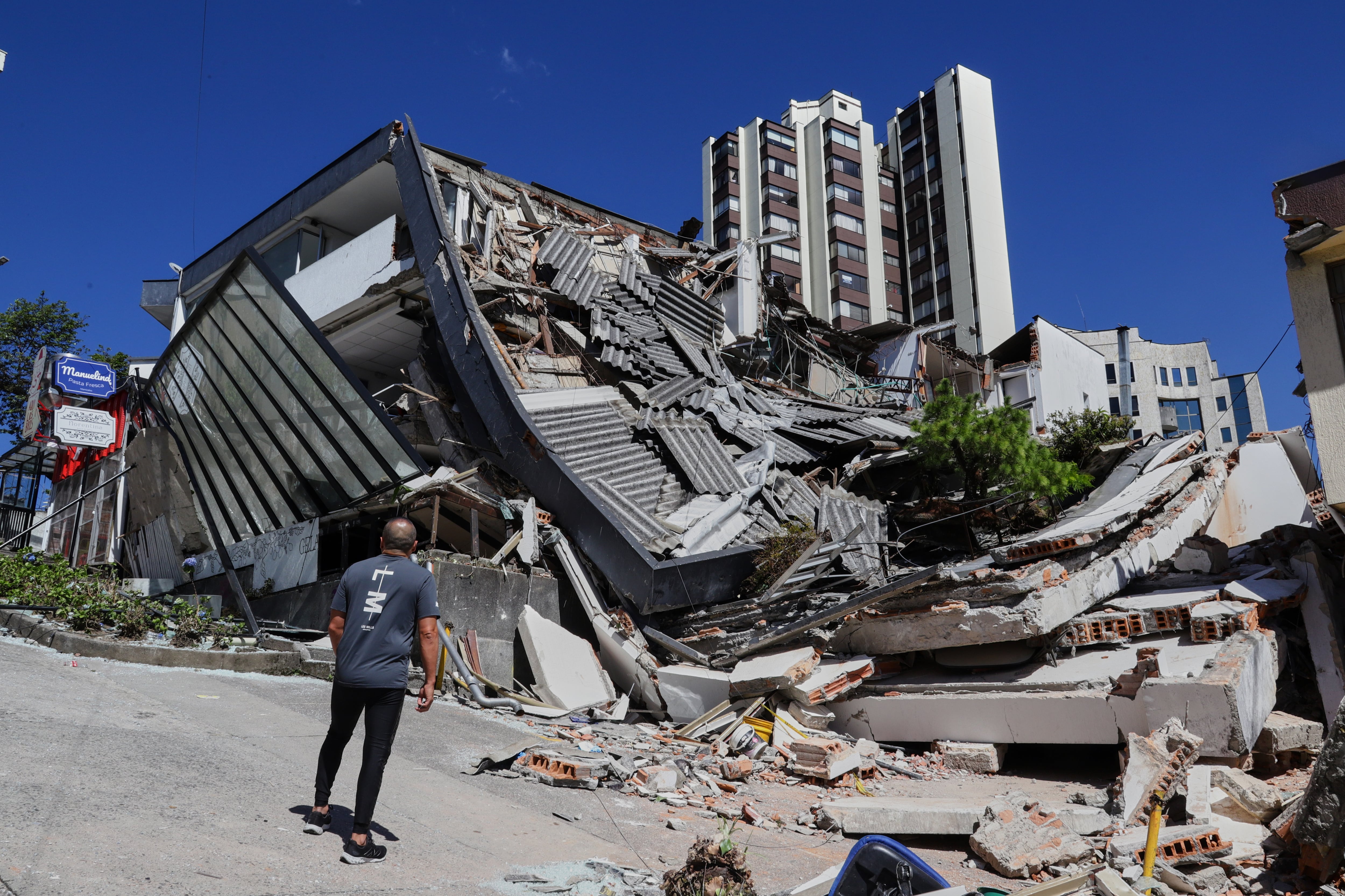 Un hombre observa un edificio derrumbado tras el terremoto que sacudió Manizales, Colombia, el lunes 10 de agosto de 2026. (Foto AP/Dario Cardona)