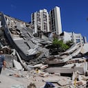 Un hombre observa un edificio derrumbado tras el terremoto que sacudió Manizales, Colombia, el lunes 10 de agosto de 2026. (Foto AP/Dario Cardona)