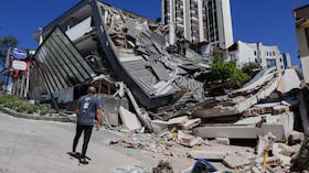 Un hombre observa un edificio derrumbado tras el terremoto que sacudió Manizales, Colombia, el lunes 10 de agosto de 2026. (Foto AP/Dario Cardona)