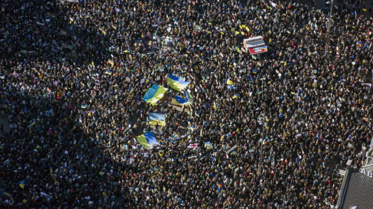 Manifestantes en la plaza Dam en Ámsterdam, Países Bajos. (Foto de Cris Toala Olivares/Getty Images)