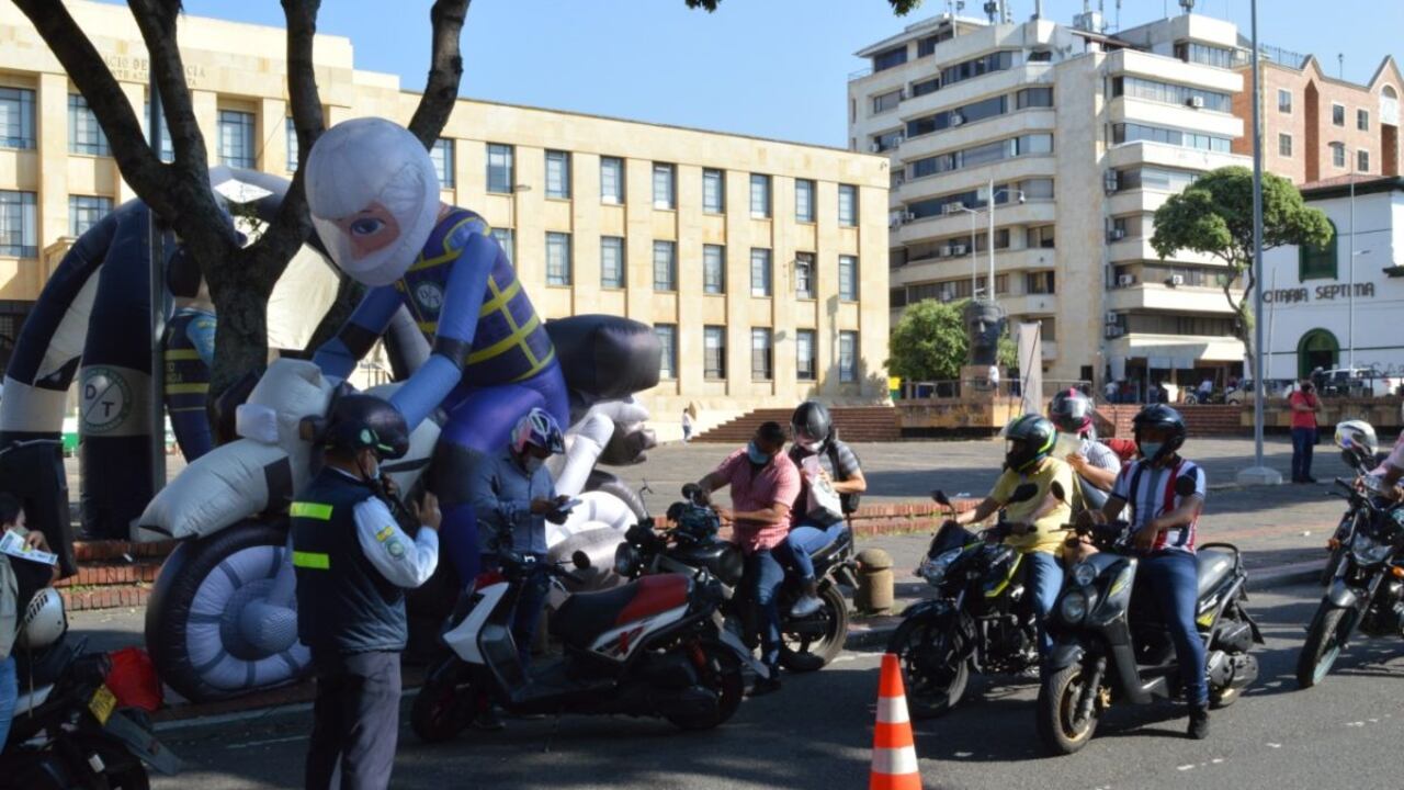 El motociclista estaba cometiendo múltiples infracciones (imagen de referencia).