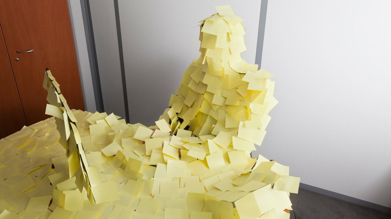Un ambiente tóxico en el trabajo se podría dar por la presencia de acosos. Foto: Getty Images.