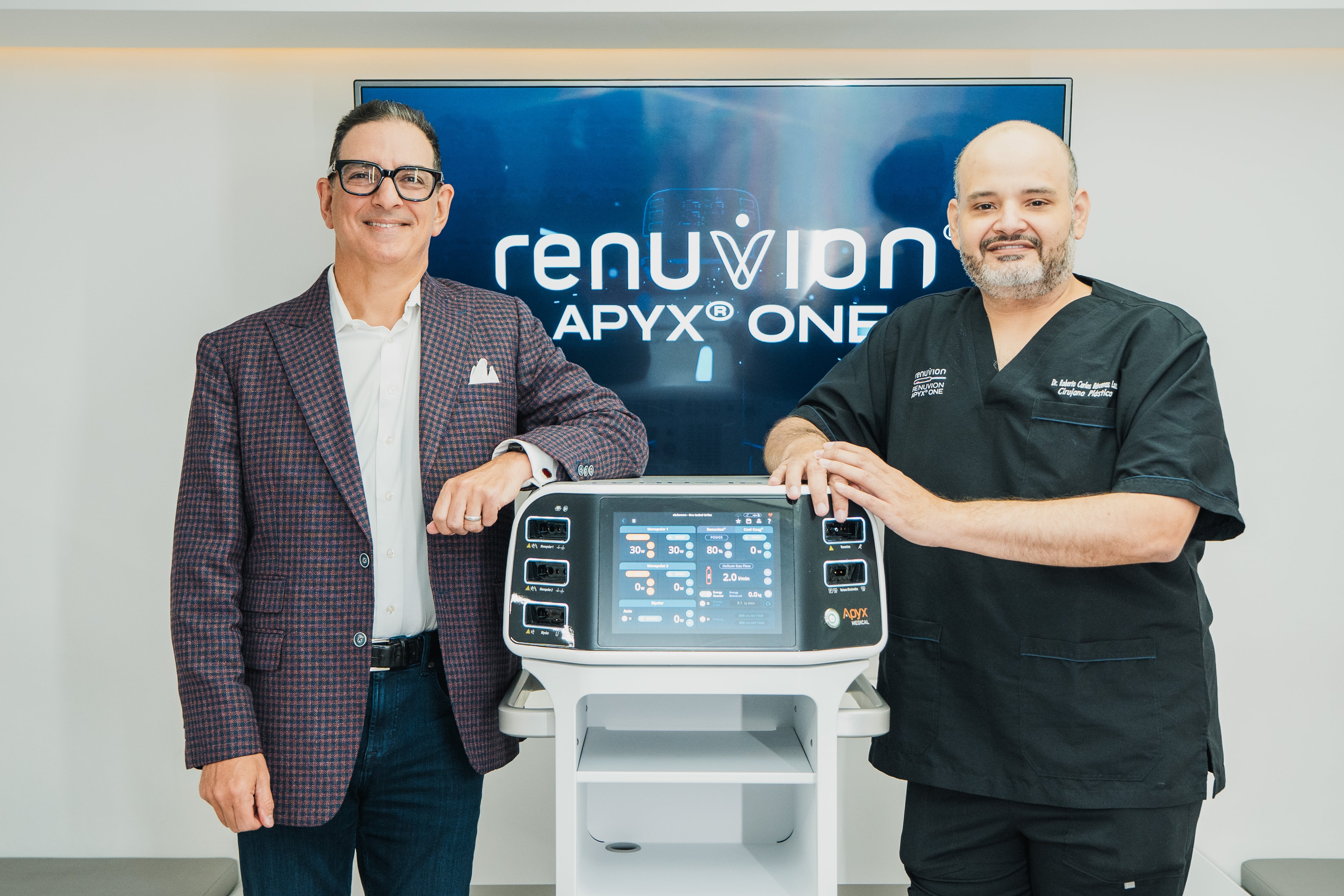 El cirujano plástico Adam Rubinstein y
el doctor Roberto Carlos Bárcenas.