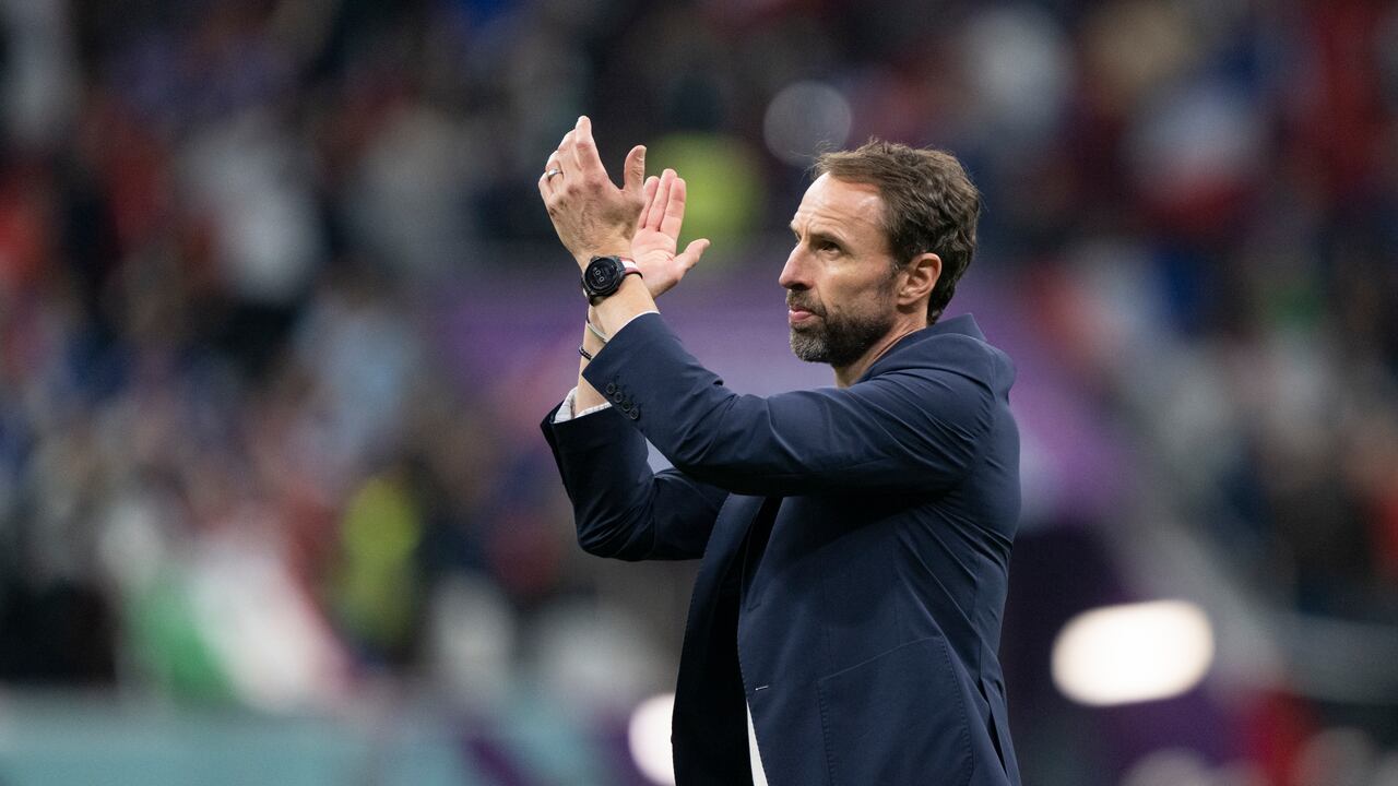 Gareth Southgate, aplaude a los fanáticos con el pitido final después del partido de cuartos de final de la Copa Mundial de la FIFA Qatar 2022 entre Inglaterra y Francia en el estadio Al Bayt el 10 de diciembre de 2022 en Al Khor, Qatar