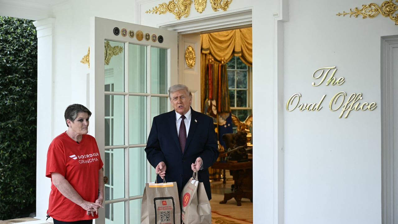 Donald Trump sostiene bolsas de McDonald's frente al Despacho Oval en la Casa Blanca