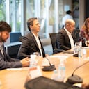 Jaime Pumarejo, alcalde de Barranquilla, y Daniel Quintero, alcalde de Medellín, durante la firma del acuerdo de entendimiento para posible compra de 51 % de Triple A.