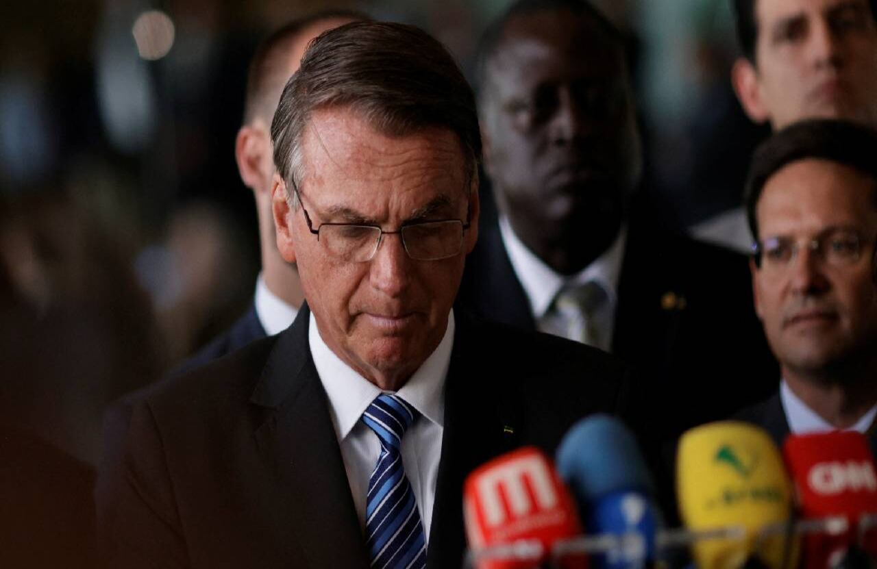 El presidente brasileño, Jair Bolsonaro, no extendió ninguna felicitación a su adversario, pero sí dijo que continuaría cumpliendo con la Constitución y autorizó una transición de poder.