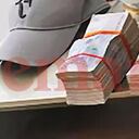 La fotografía que hoy publica SEMANA demuestra que, aun después de la denuncia de Day Vásquez, Nicolás Petro siguió manejando dinero en efectivo y guardándolo en su vivienda. ¿Cuánta plata había que impedía que su nueva pareja, Laura Ojeda, no pudiera ni salir de la casa para cuidar el botín? | Foto: SUMINISTRADO A SEMANA