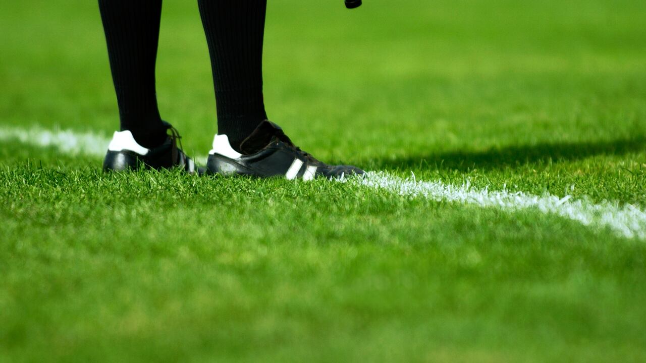 Imagen referencia de un árbitro de fútbol