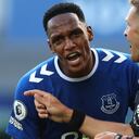 LIVERPOOL, ENGLAND - AUGUST 06: Yerry Mina of Everton complains to referee Craig Pawson during the Premier League match between Everton FC and Chelsea FC at Goodison Park on August 06, 2022 in Liverpool, England. (Photo by Chris Brunskill/Fantasista/Getty Images)