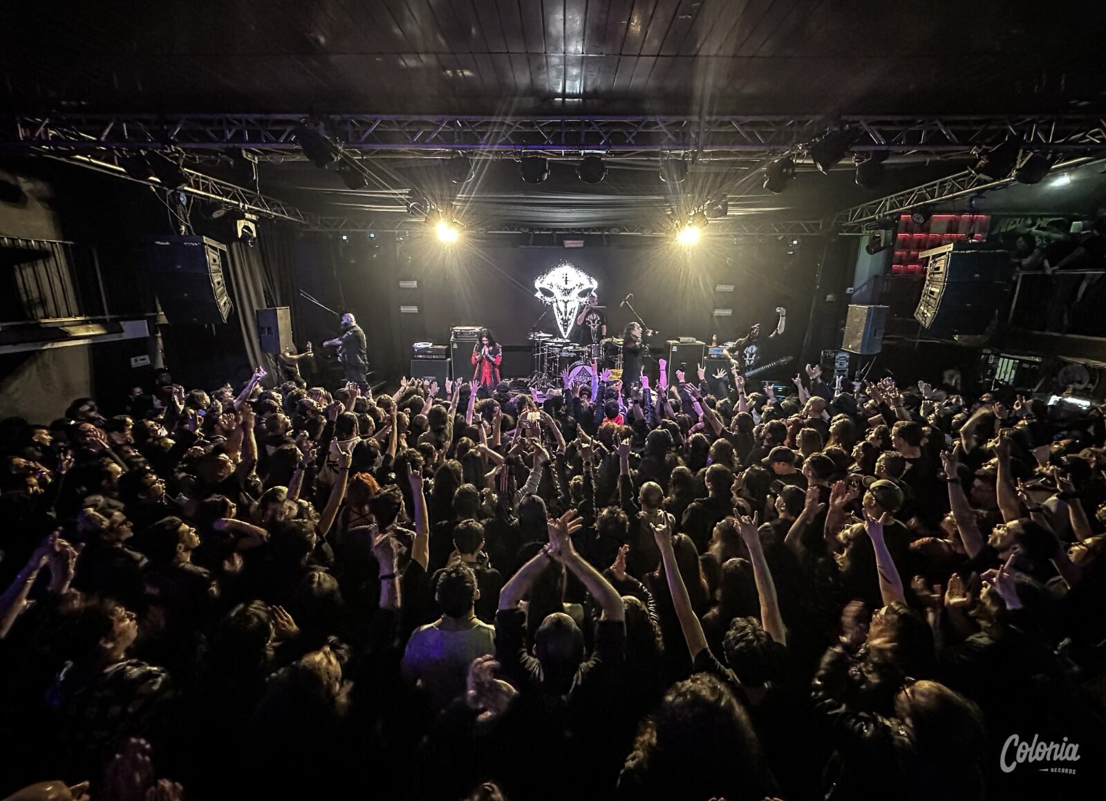 Los fanáticos llegaron puntuales al Ace of Spades de Bogotá con un entusiasmo inigualable.