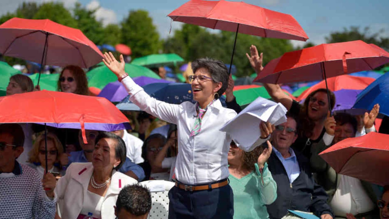 Claudia López, sin haber cumplido seis meses en la alcaldía, tuvo que asumir las dificultades de enfrentarse a la pandemia en Bogotá, una de las ciudades más afectadas en el país.