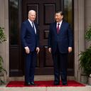 El presidente Joe Biden saluda al presidente de China, Xi Jinping, en Filoli Estate en Woodside, California, el miércoles 15 de noviembre de 2023, al margen de la conferencia de la Cooperativa Económica Asia-Pacífico. (Doug Mills/The New York Times vía AP, Pool)