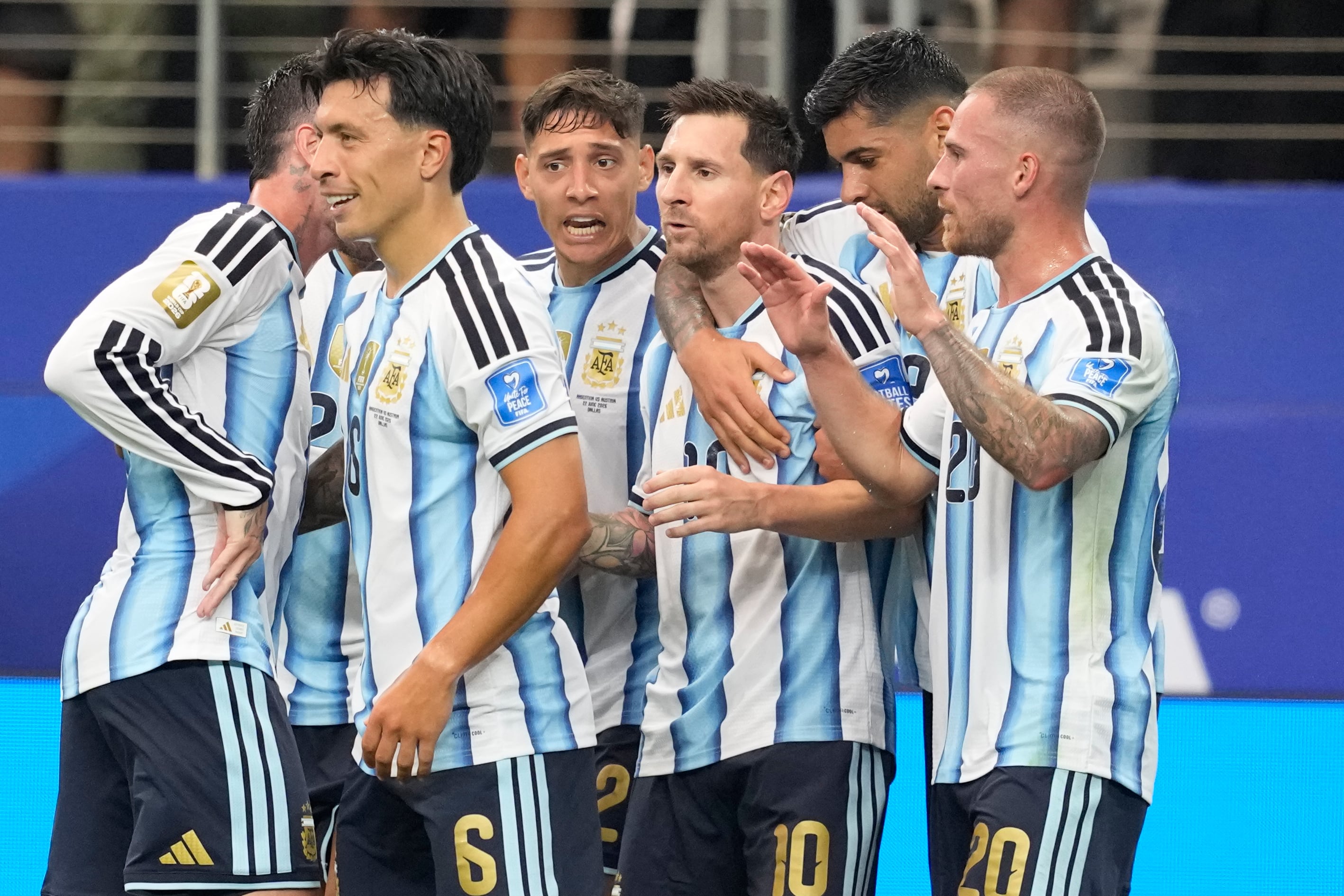 Messi y sus compañeros de Argentina celebrando el triunfo contra Austria.