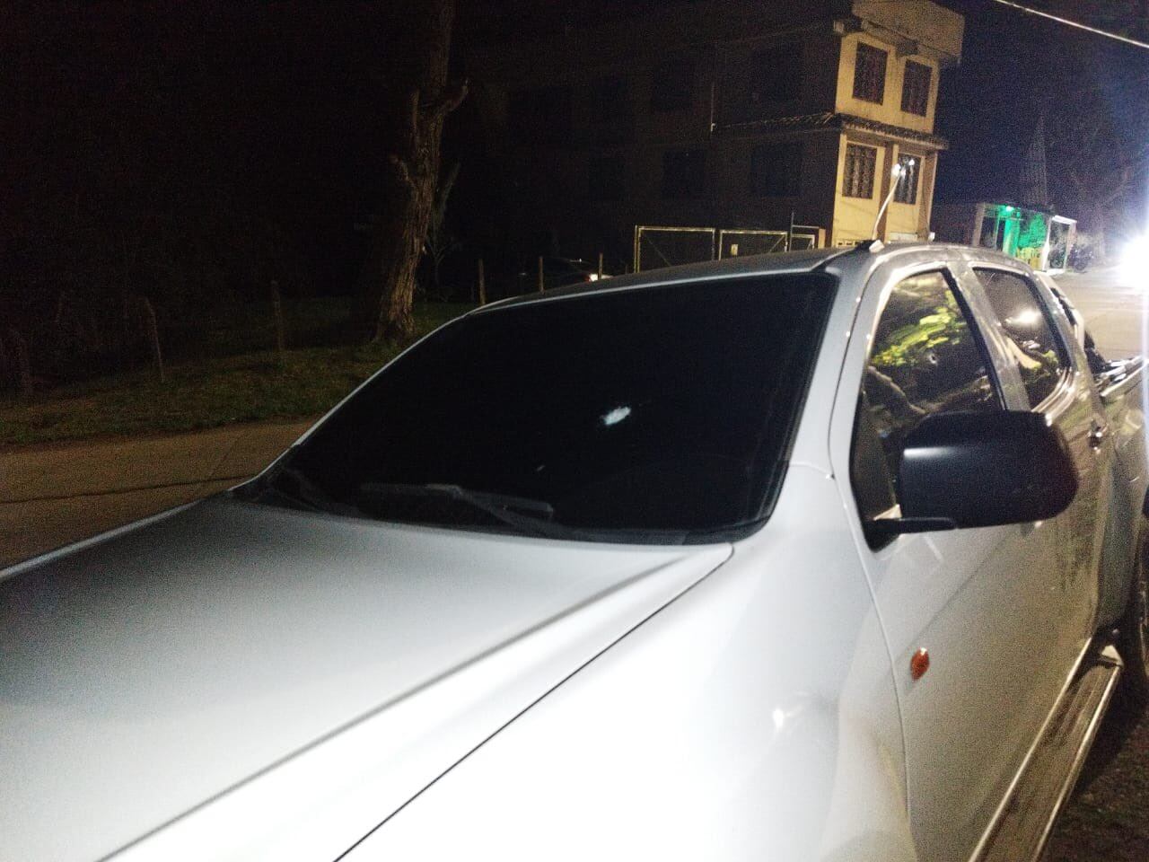 Así quedó la camioneta del concejal tras los disparos.