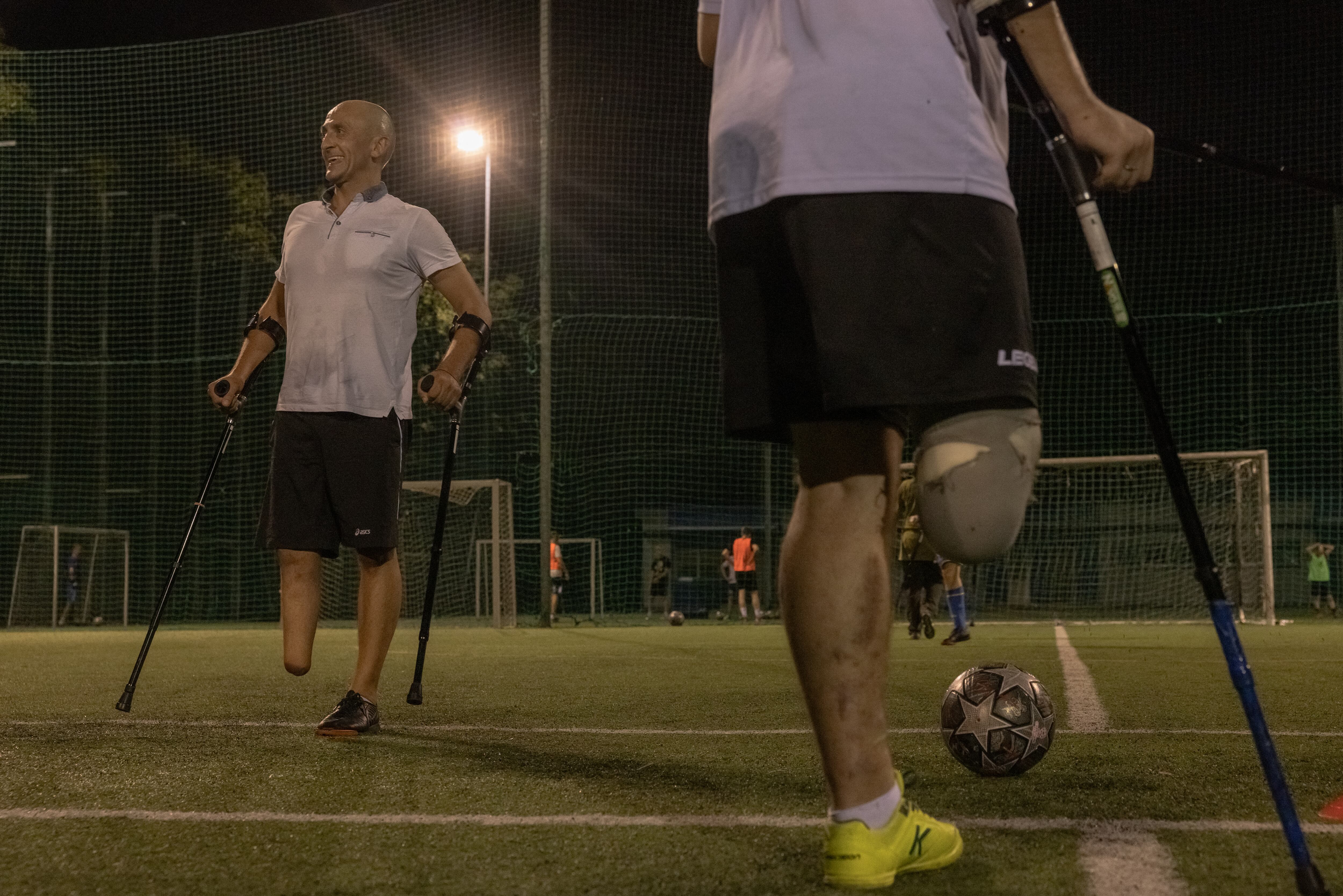 Una o dos veces por semana, el grupo de una docena de hombres con amputaciones sufridas tanto en la vida militar como en la civil se reúne para practicar fútbol. La mayoría de ellos eran jugadores entusiastas antes de sus lesiones. (Foto de Román PILIPEY / AFP)