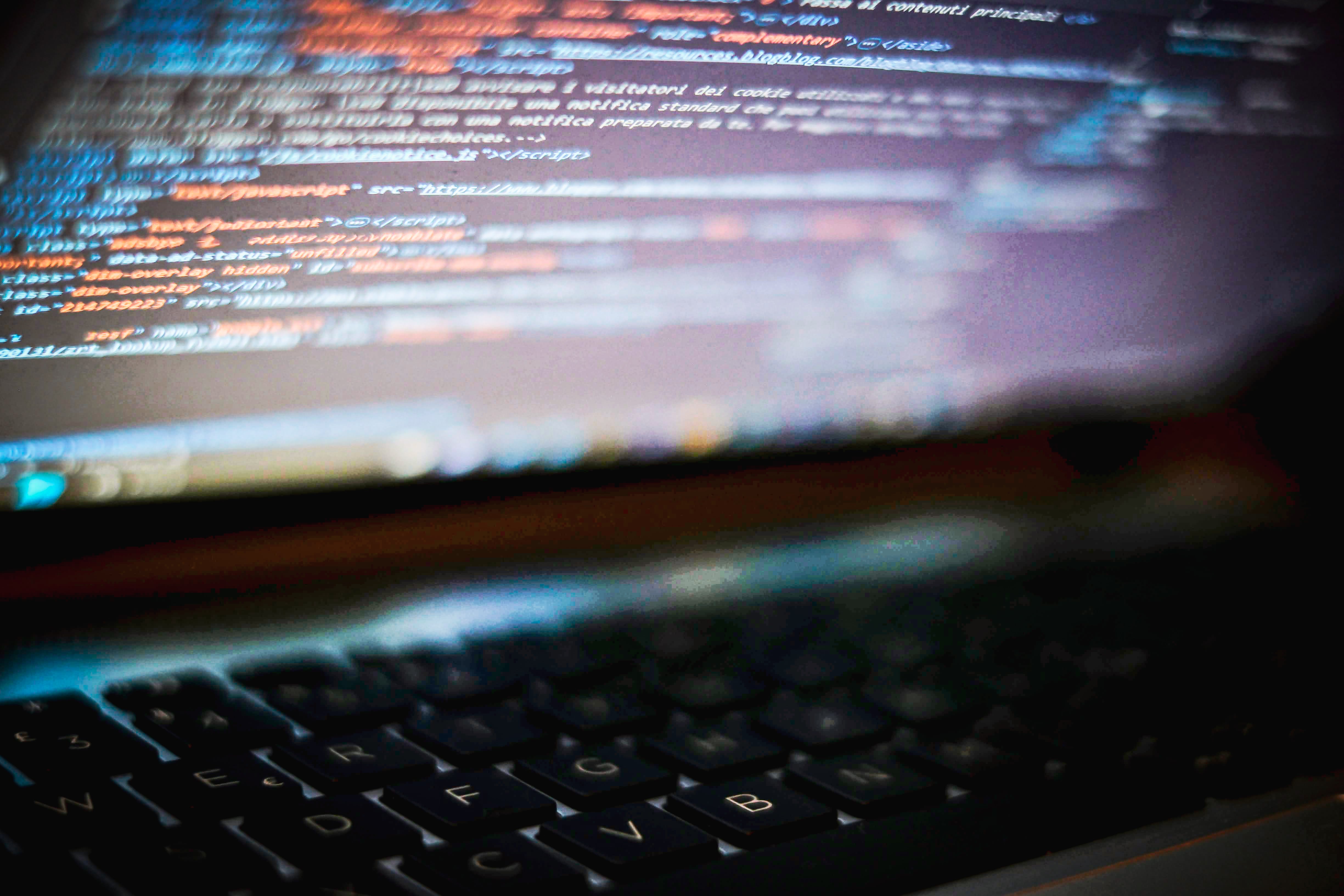 Cambiar periódicamente las contraseñas y evitar abrir enlaces sospechosos son algunas de las recomendaciones para proteger la información personal.