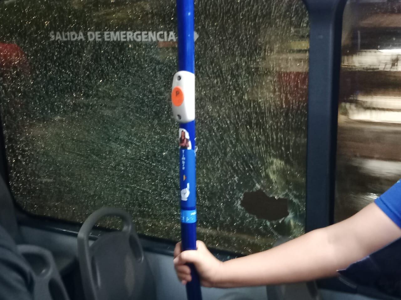 El más afectado por la piedra fue un joven que estaba al lado de la ventanilla