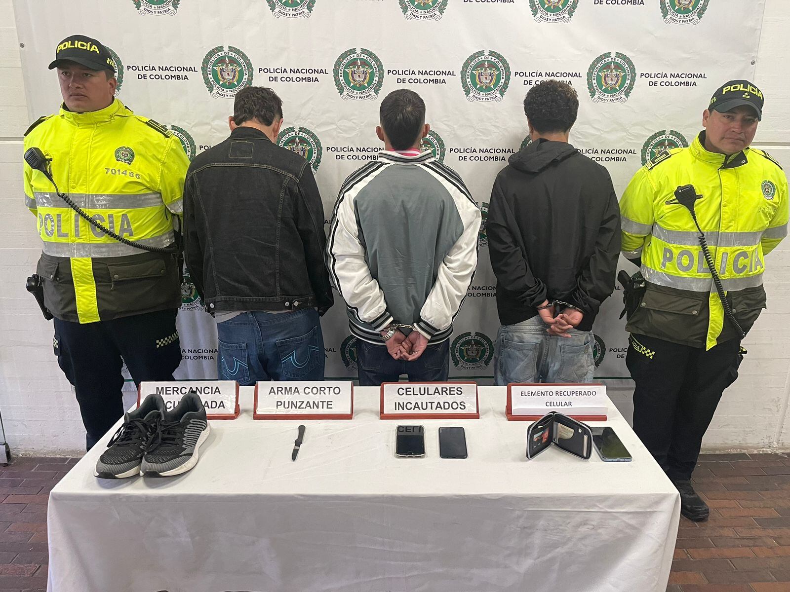 Luego hurtar las pertenencias de un
ciudadano, Policía logró la captura de dos
sujetos y la aprehensión de un menor de
edad.