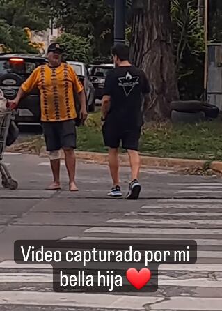 El reciclador caminaba por las calles de Rosario, Argentina, completamente descalzo.