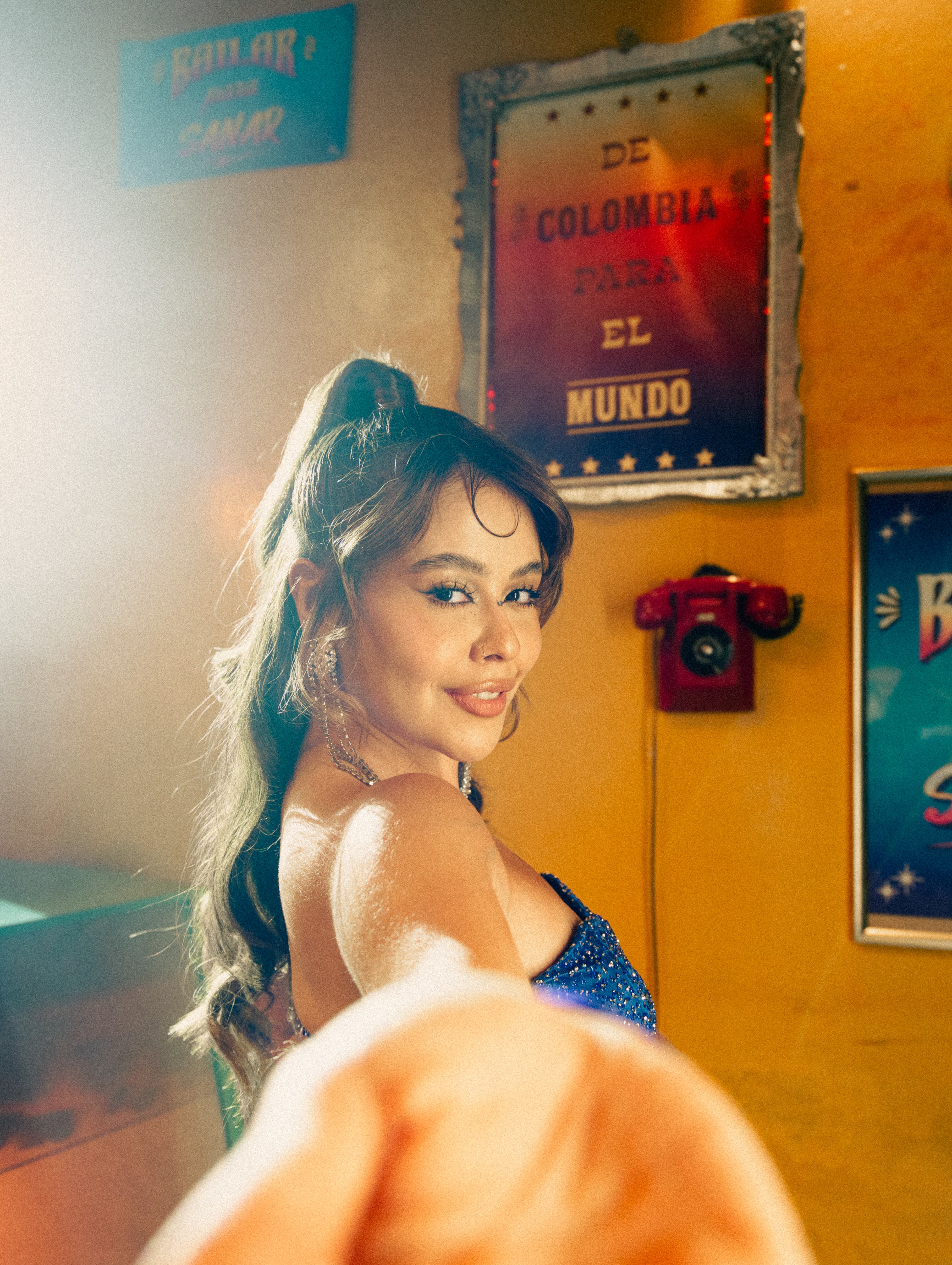 Juliana en el videoclip de Manhattan