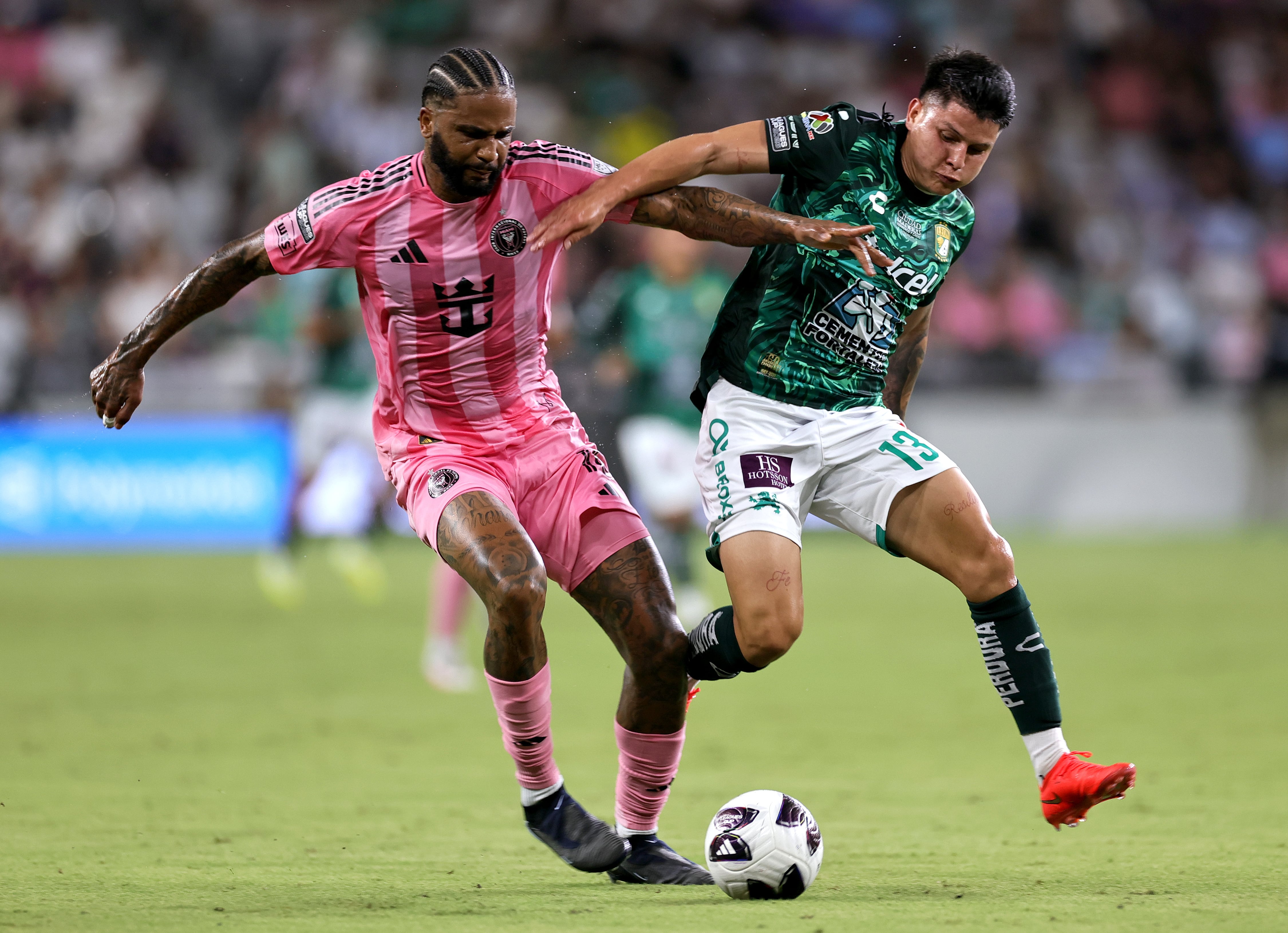 Daniel Arcila contra Micael dos Santos
