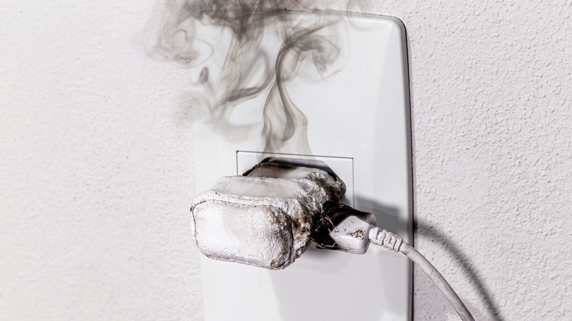 Cargar el celular cerca de materiales inflamables puede provocar un grave accidente.