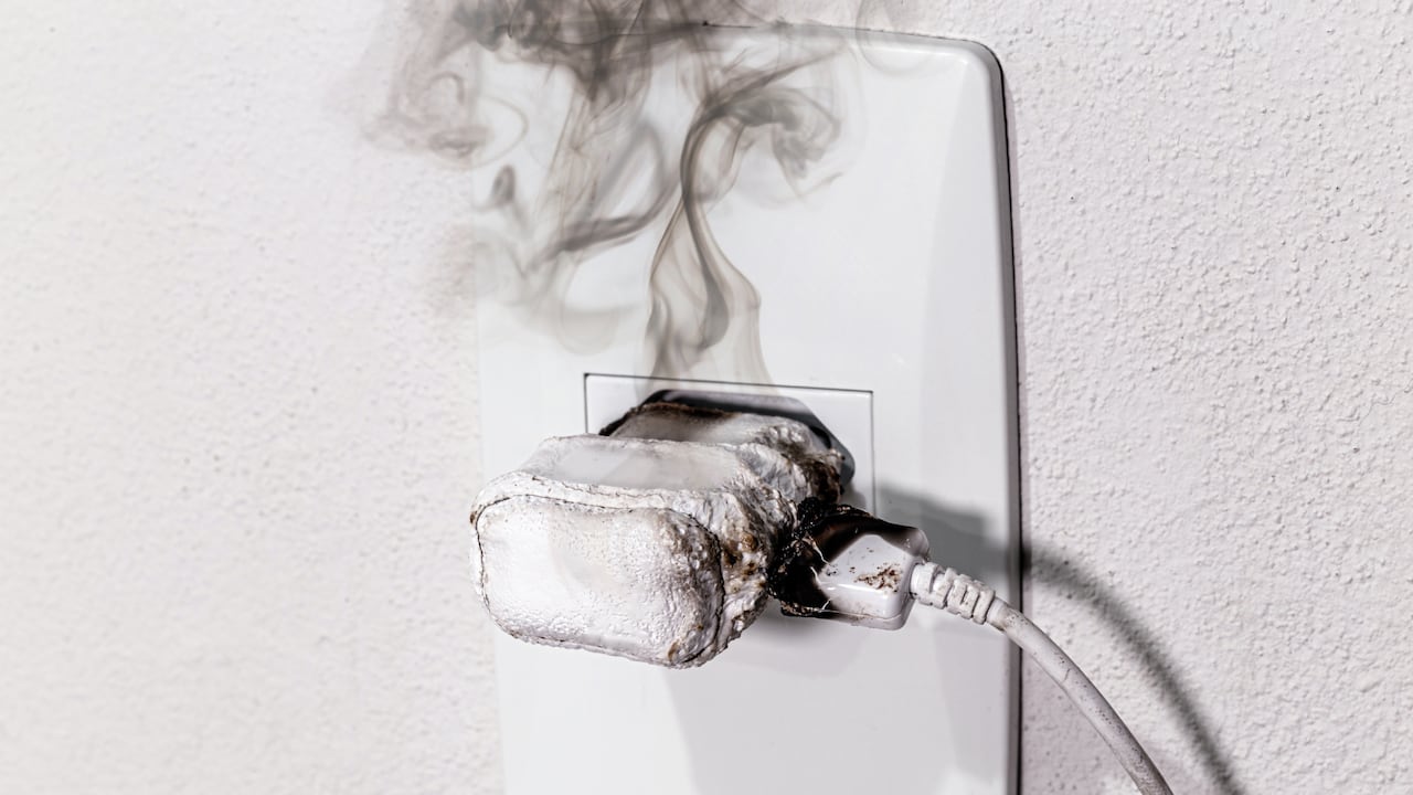 Cargar el celular cerca de materiales inflamables puede provocar un grave accidente.