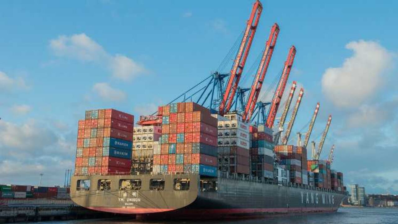 En comparación con el año 2014, se disminuyeron las compras en aproximadamente US$10.000 millones, lo que representa una desaceleración de las importaciones de 15,6%.