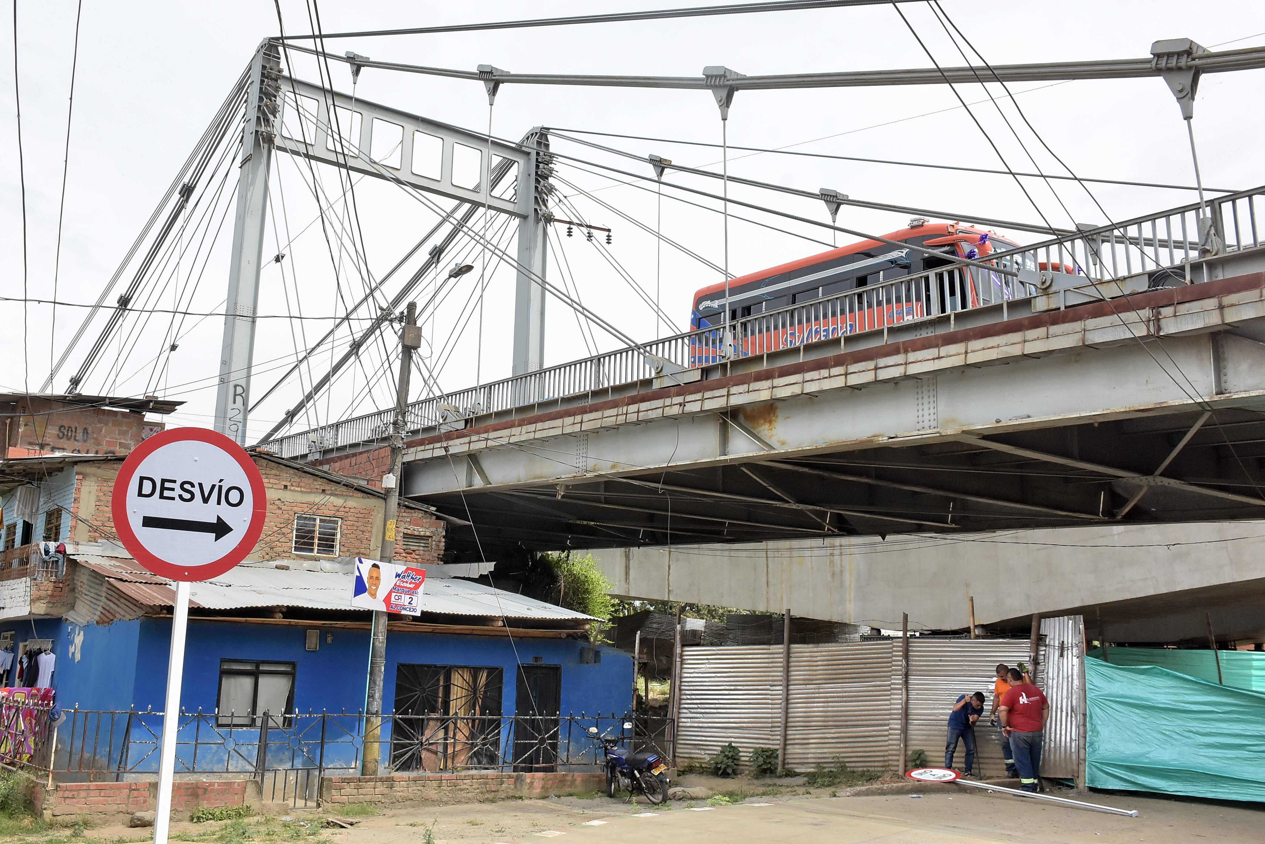 Con la construcción de los accesos al nuevo puente de Juanchito en marcha, desde este martes 1 de agosto se implementará un plan de desvíos y cambios viales en jurisdicción de Candelaria y Palmira. Diego Adolfo Méndez, secretario de Movilidad del Valle, dijo que el propósito es disminuir los tiempos de desplazamiento y evitar traumatismos en el sector, por donde circulan diariamente alrededor de 30 mil vehículos.