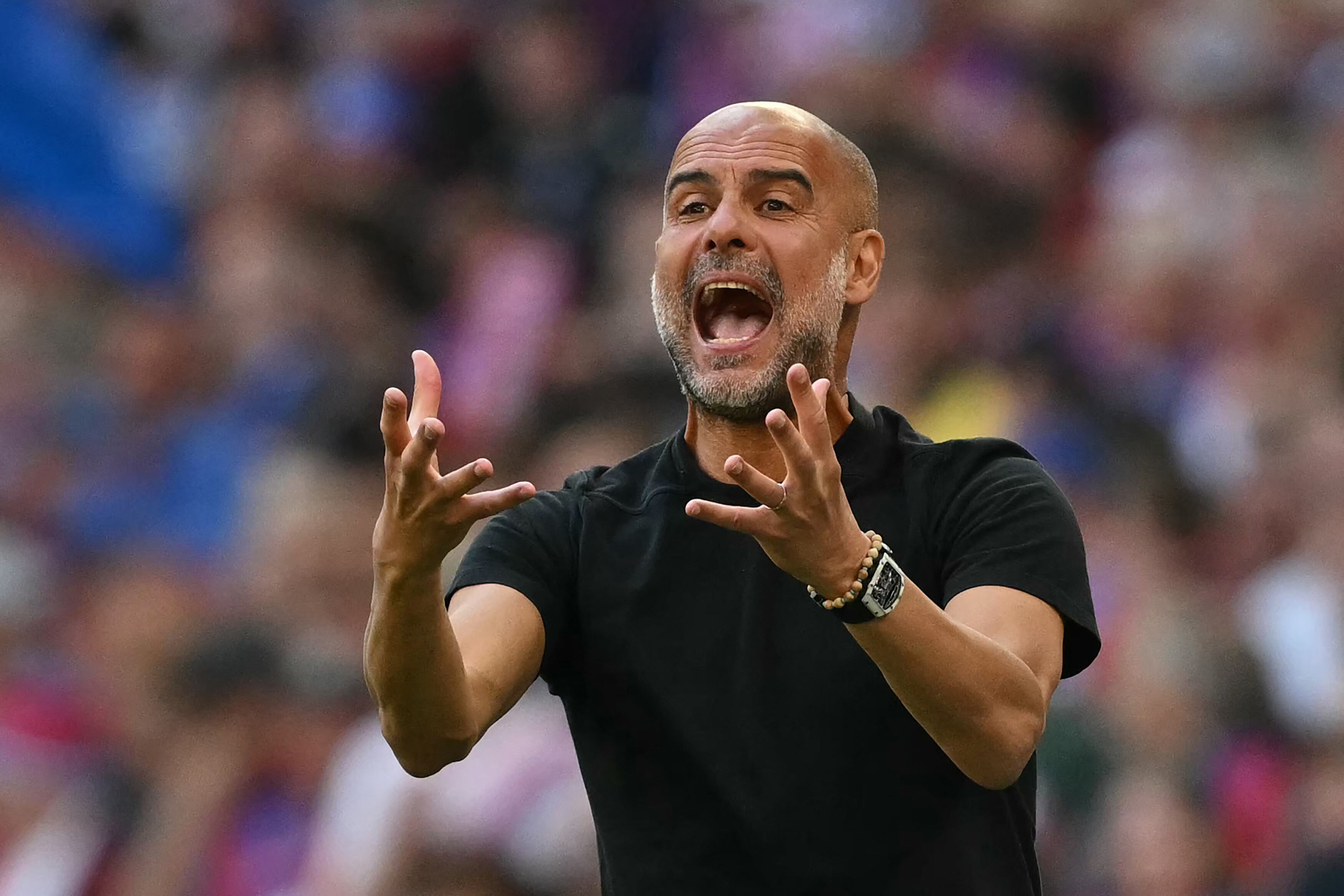 El técnico español del Manchester City, Pep Guardiola, hace gestos en la línea de banda durante la final de la Copa FA inglesa.