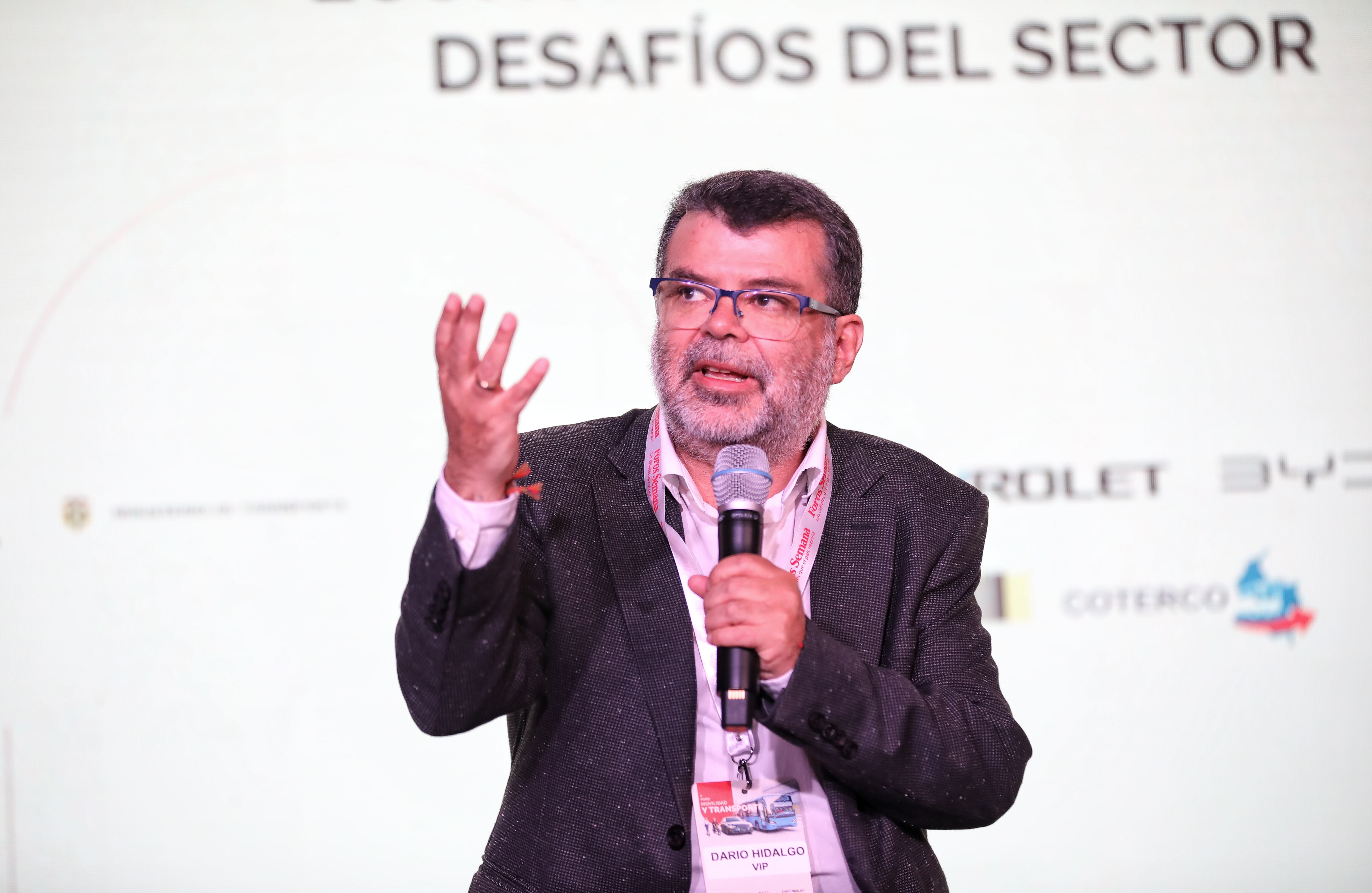 Para Darío Hidalgo, profesor e investigador de transporte de la Universidad Javeriana, es fundamental prestar atención a la continuidad de los proyectos de infraestructura en los cambios de gobierno, ya que “cada alcalde, gobernador y presidente llega con ideas distintas y quiere poner su sello”.