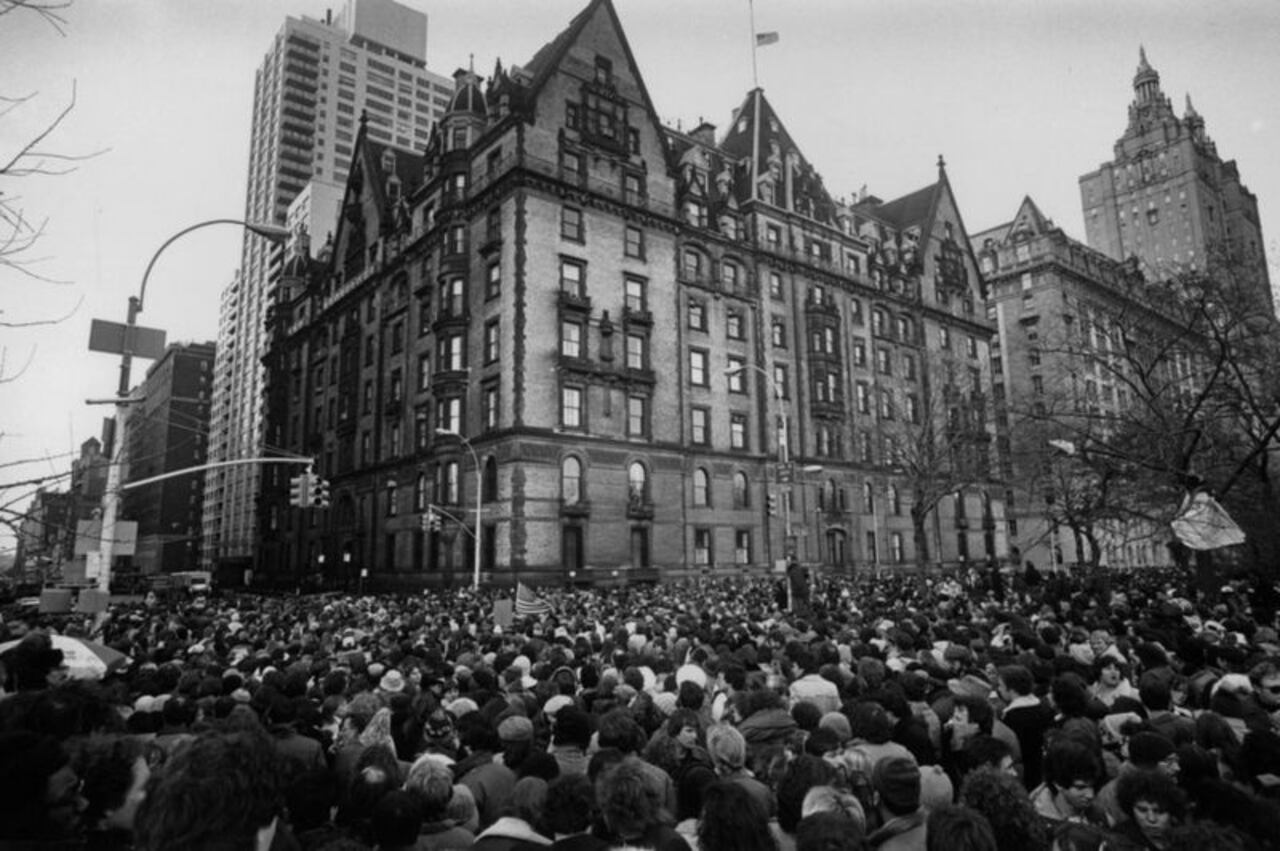 Los seguidores de Lennon se congregaron poco después cerca del edificio donde fue asesinado.