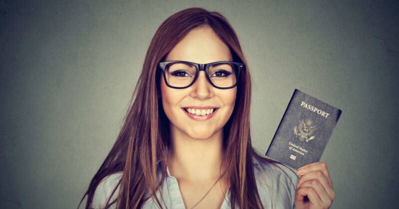 A la mano se debe tener el pasaporte para pedir la visa GETTY. 