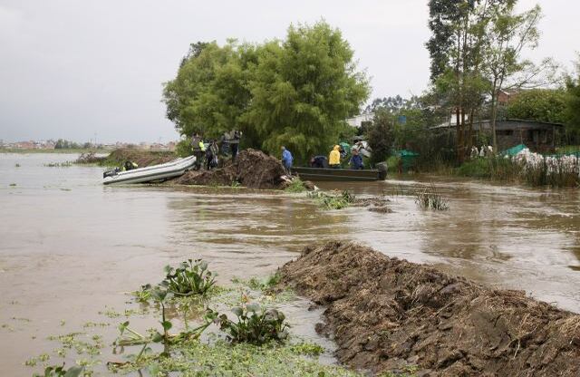 El desbordamiento del Río Chicú produjo el rompimiento del jarillón, antes de su desembocadura en el río Bogotá.