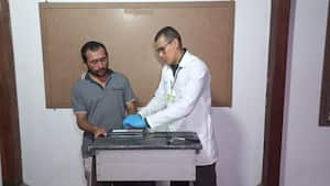 El capturado habría usado un alicate alicate para quitarle dos dientes a una de sus víctimas.