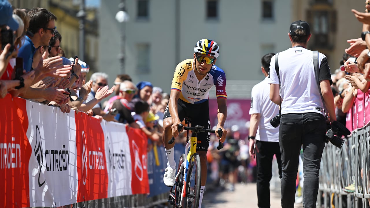 Egan Bernal recibiendo aplausos en el Giro de Italia 2026.