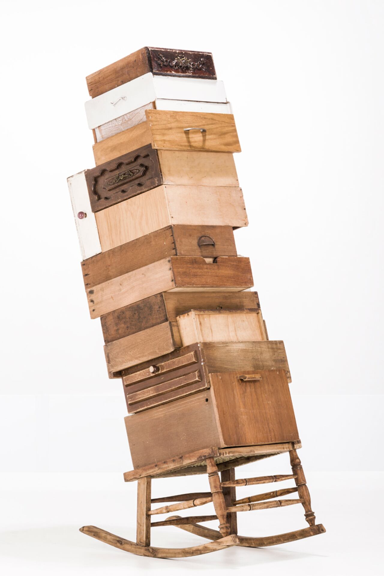 Montenegro Art Projects participa con obras como 'Impredecible Ensamble', de Alejandro Tobón. Fragmentos de muebles: 200 x 55 x 85 cm (2013).