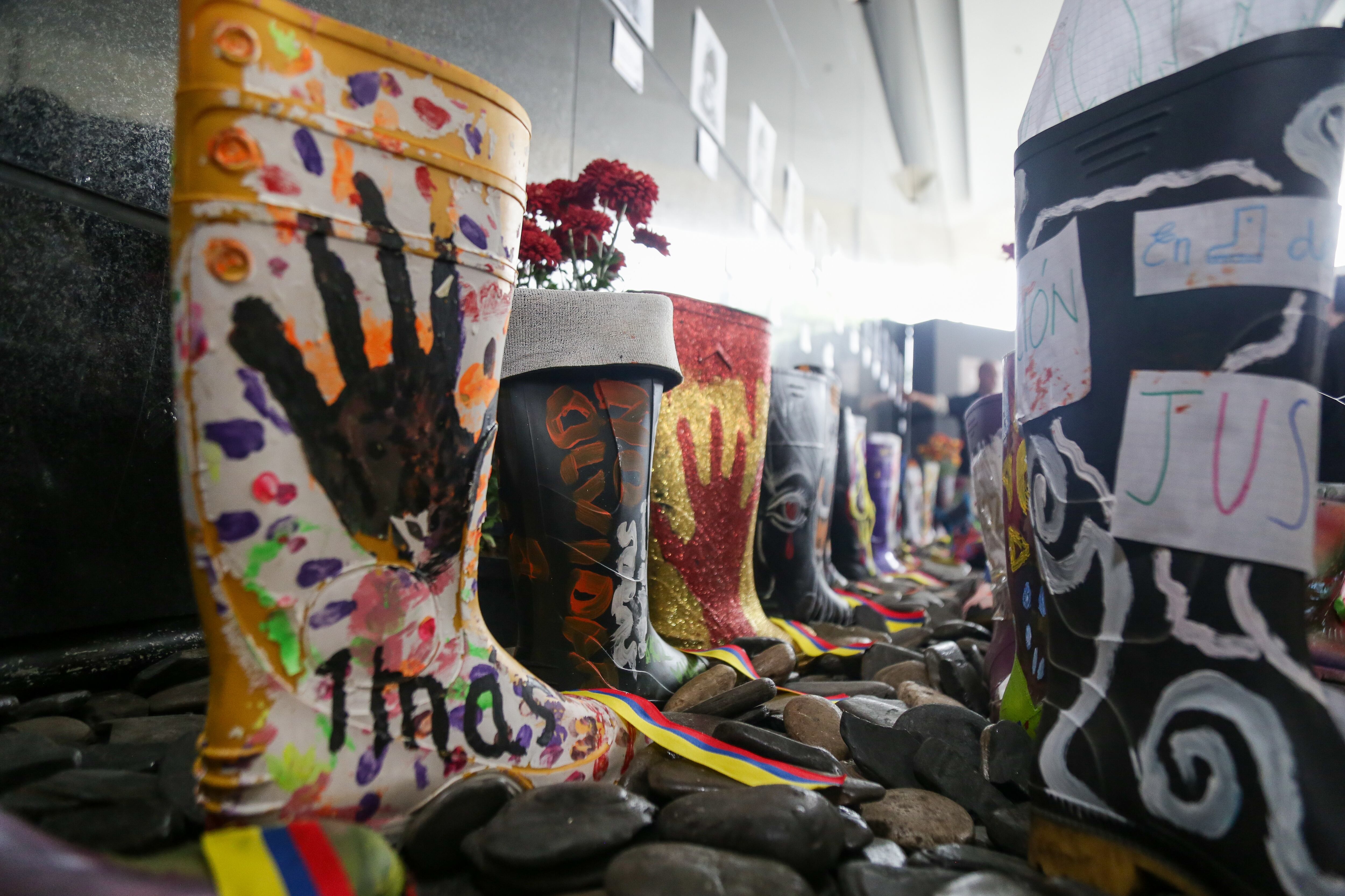 En el marco del octavo aniversario del Acuerdo de Paz, la JEP presentó la lista de 6.402 víctimas de ejecuciones extrajudiciales, conocidas como “falsos positivos”, ocurridas entre 2002 y 2008 en Colombia. Además, se inauguró la exposición "Mujeres con las botas puestas", organizada por Mafapo, honra la memoria de las víctimas de estos crímenes, destacando el rol de las mujeres en la lucha por la justicia y la reparación.