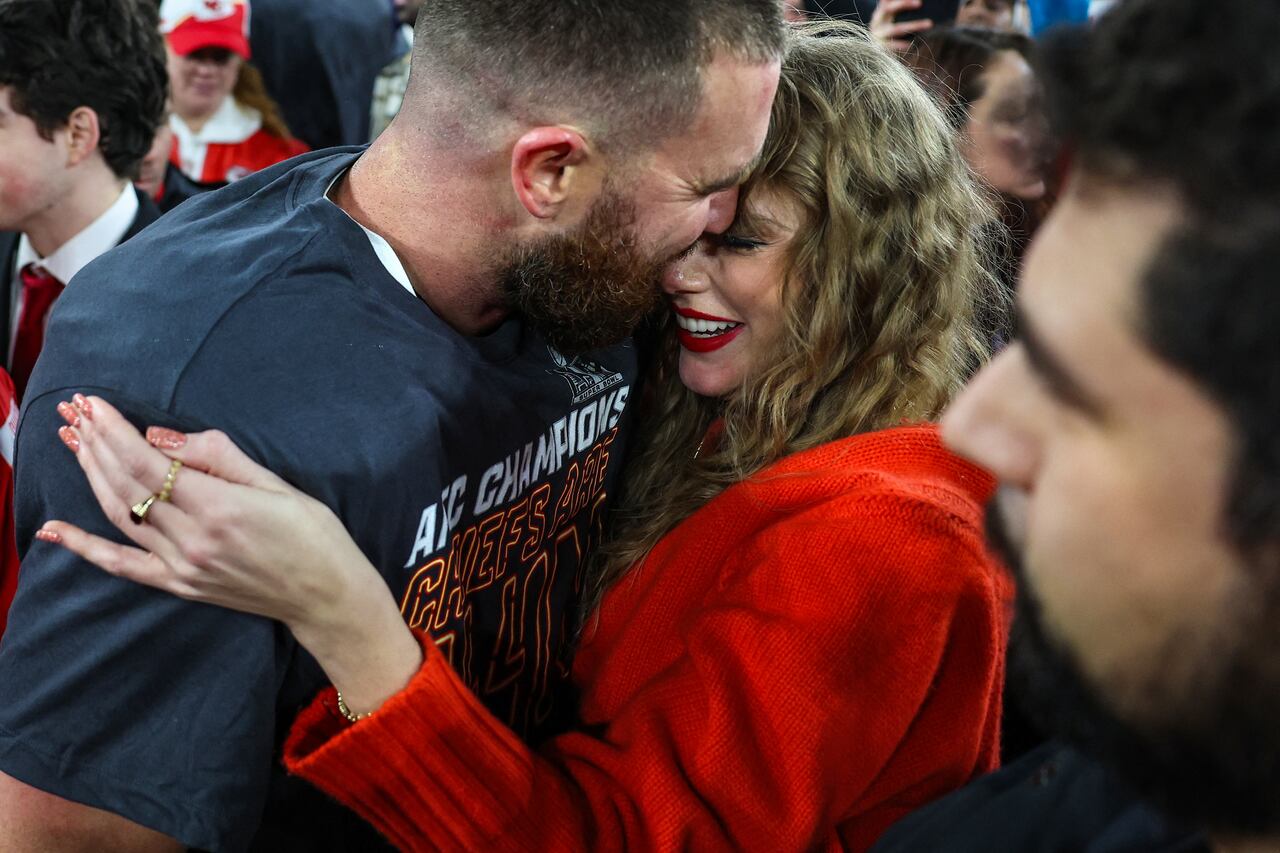 Taylor Swift y Travis Kelce están viviendo un idilio de amor y no lo ocultan ni en las canchas de fútbol americano.