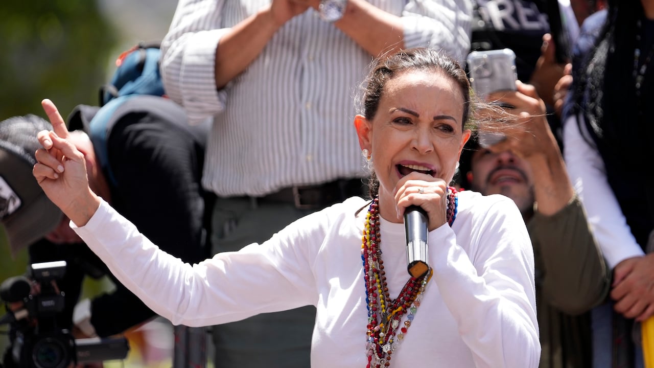 La líder opositora María Corina Machado habla durante una manifestación en Caracas, Venezuela, el sábado 3 de agosto de 2024. (Foto AP/Matías Delacroix)