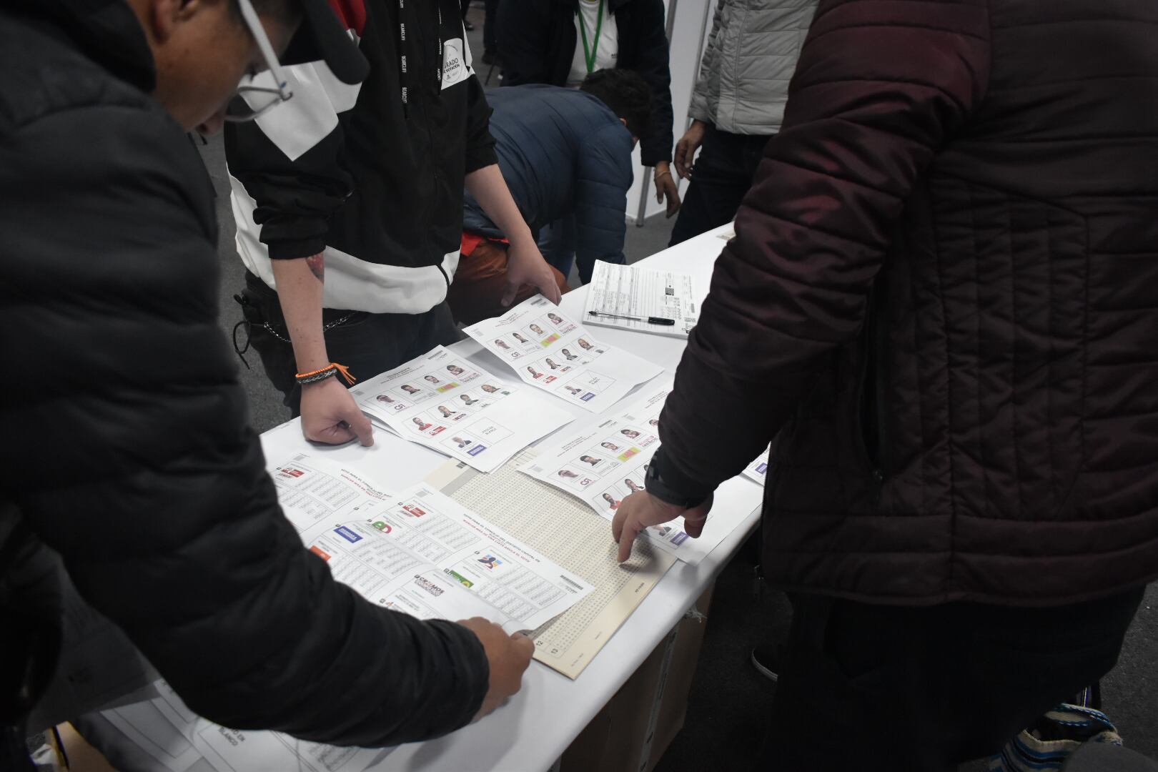 Conteo de Votos en corferias, escrutinio, mesas de votación