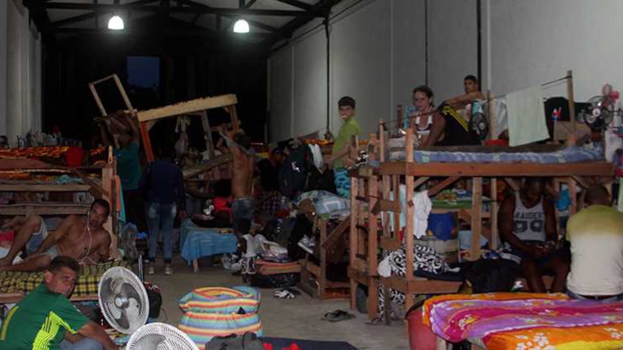 En esa bodega estuvieron hacinados hasta el fin de semana unos 800 cubanos, entre ellos niños, mujeres y adultos mayores.