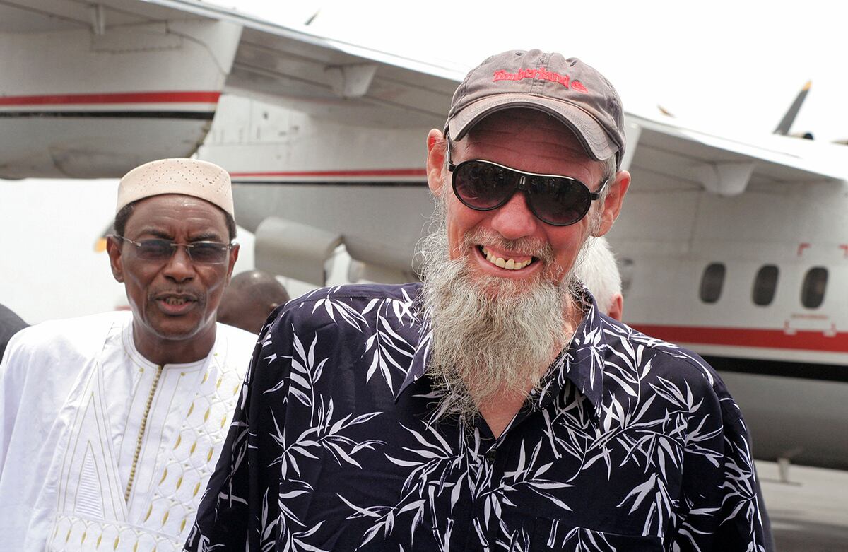 Sjaak Rijke, un rehén holandés, sonríe luego de llegar a Bámako, Malí. Las fuerzas especiales francesas liberaron al holandés que fue secuestrado en 2011 por extremistas de Malí. (AP)
