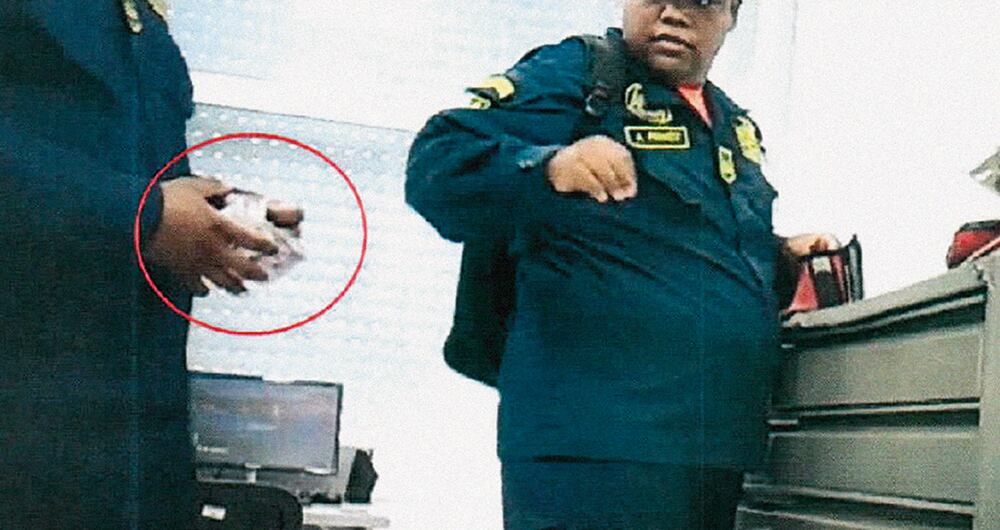   Los videos en poder de SEMANA muestran cómo el agente encubierto, haciéndose pasar por criminal, recibía la plata y la repartía entre los funcionarios corruptos.