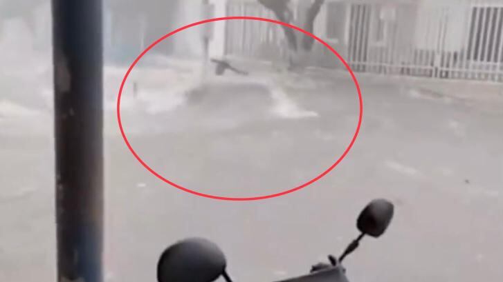 La fuerte corriente arrastró al hombre junto a su carretilla en el barrio Los Cocos.