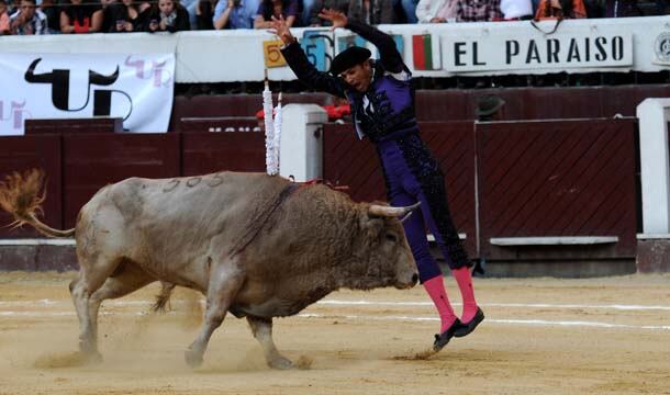 Por todo lo alto. El banderillero Ricardo Santana instantes después de poner un par de banderillas en la corrida de toros del 14 de agosto. 