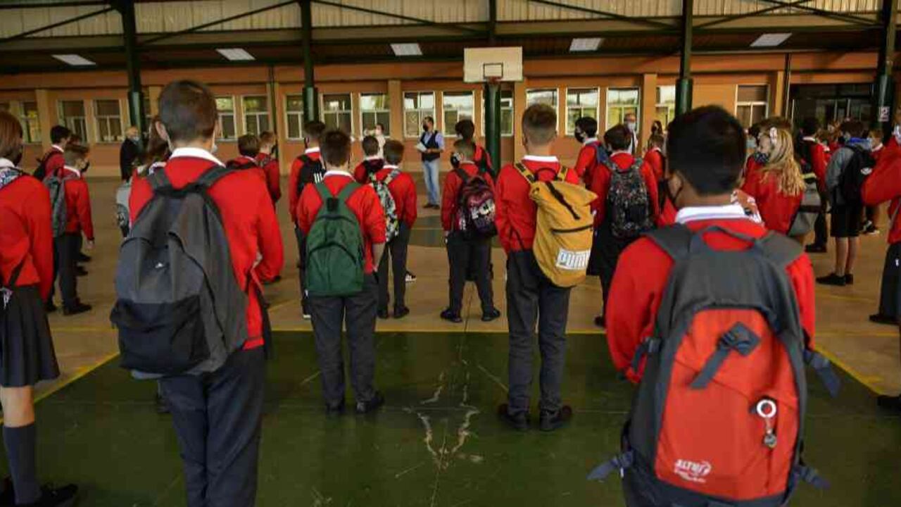 Tapabocas dejarán de ser obligatorios al aire libre en colegios de España